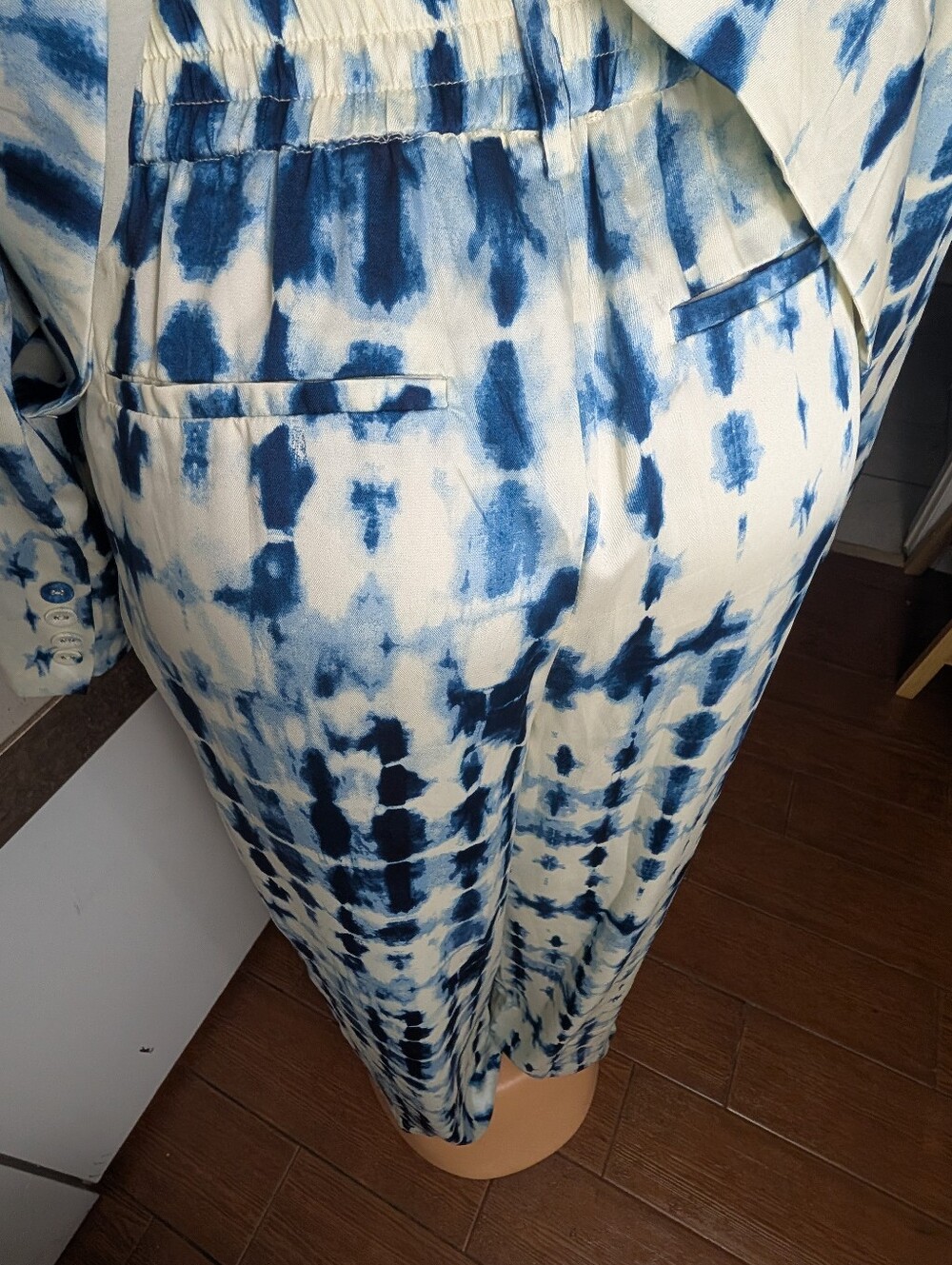 House of Harlow 1960 blue and white tie-dye satin blazer and pants set. Size M - Picture 9 of 10